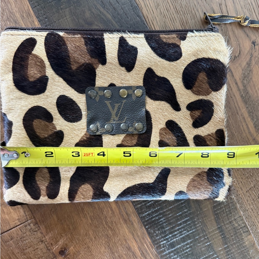 Keep it gypsy. Louis Vuitton wristlet - Picture 5 of 6